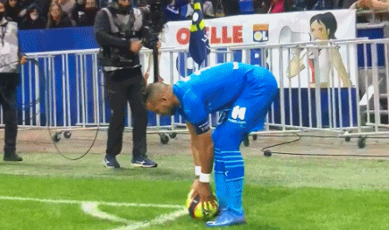 广东大胜广州：萨姆纳首秀伤退徐昕6中6 奎因29+6+7+5+6三分