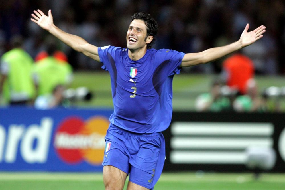 记者：对和俱乐部有分歧但最终留队的球员，球迷应该宽容一点（记者：球员与俱乐部有分歧仍选择留队，球迷应多些包容）