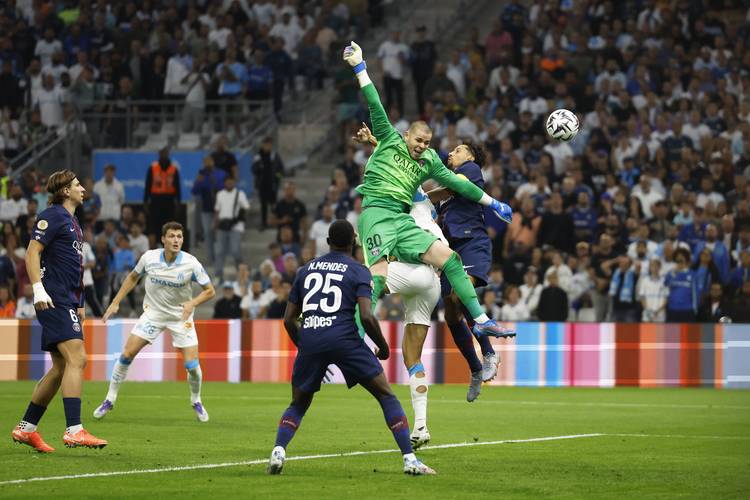 莱万：续约的事不急，就算现在有人联系我，我也不会给出答复（莱万：续约不着急，就算有人来谈也暂不答复）