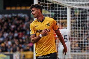 每体：阿根廷队在西班牙集训，球迷热情高涨只为一睹梅西风采（每体：阿根廷队西班牙备训，球迷蜂拥而至只为目睹梅西）