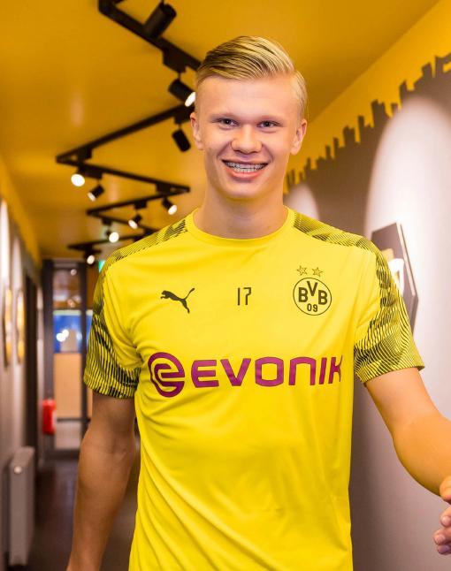 足球英超裁判再陷争议，赛后官方急发声明