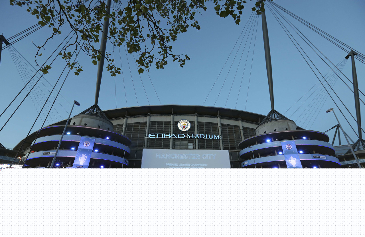 女生打高尔夫打中野鸭，鸭在湖中走，高尔夫从天上来（女子打高尔夫误中野鸭，鸭子湖中漫步，球从天而降）